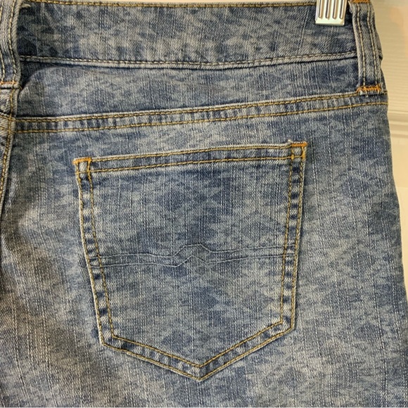 Arizona Jean Co. Tribal pattern Denim Shorts, size 7 - Picture 5 of 9
